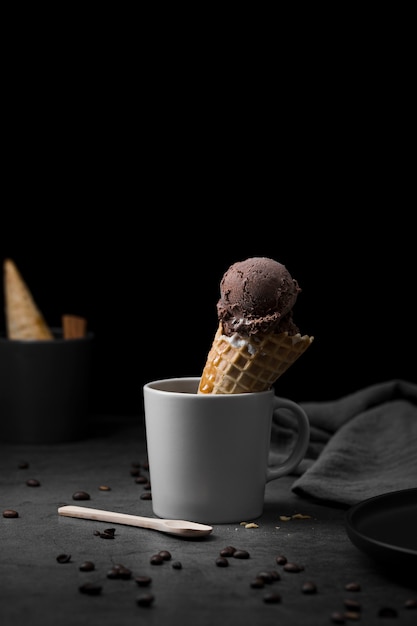 Foto gratuita tazza con gelato sul cono