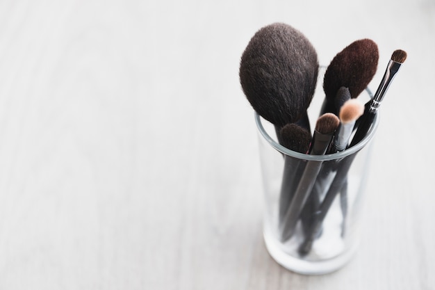 Free photo cup with makeup brushes