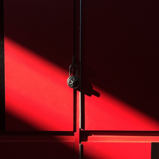 шкаф светло-красный средняя школа мебель свет