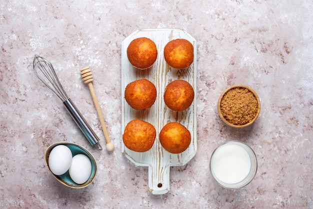 Foto gratuita priorità bassa di cottura del bigné con gli utensili della cucina.