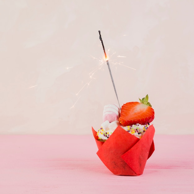 Foto gratuita cupcake per il compleanno con copyspace