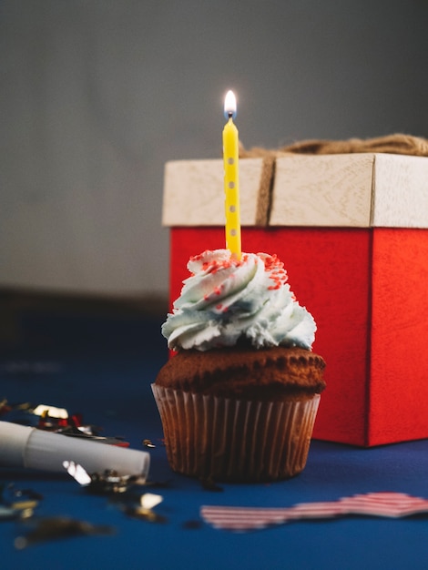 Free photo cupcake and red giftbox