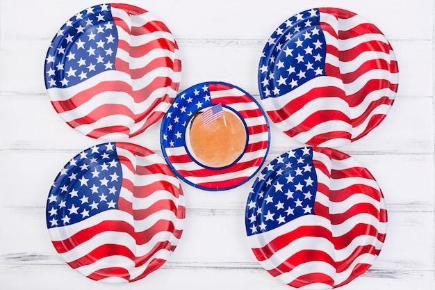 アメリカの国旗とアメリカの国旗のイメージでプレートのカップケーキ
