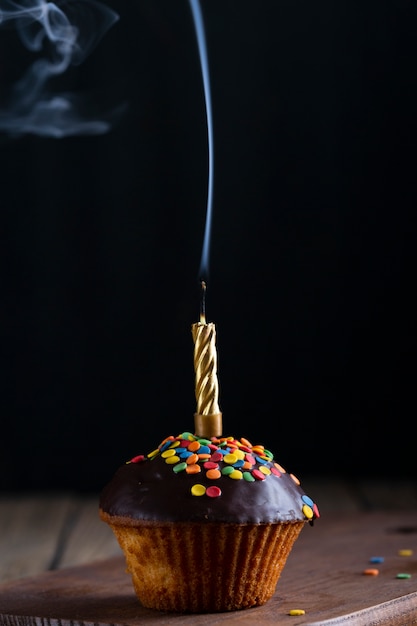 Free photo cupcake with blown out candle