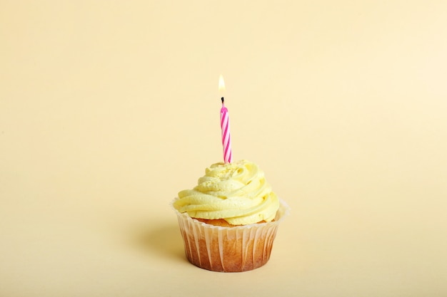 Cupcake con una candela per il primo compleanno