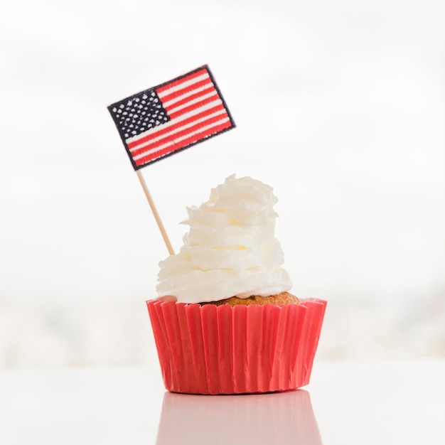 Free photo cupcake with cream and usa flag