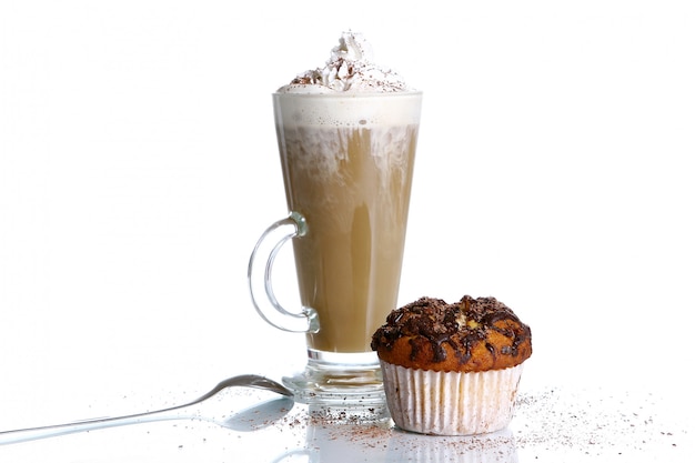 Free photo cupcake with grated chocolate and coffee