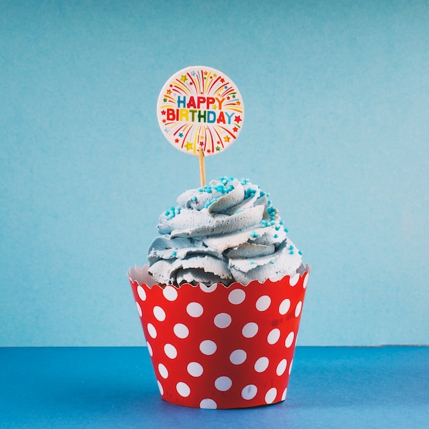 Free photo cupcake with happy birthday sign