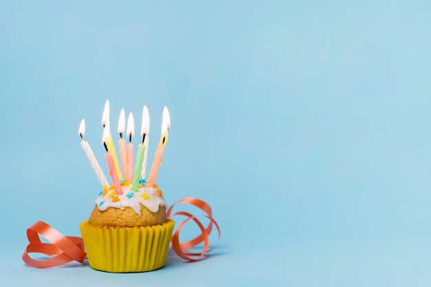 Free photo cupcake with many lit candles and copy space