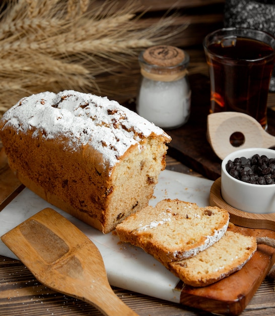 Free photo cupcake with raisins sprinkled with powdered sugar