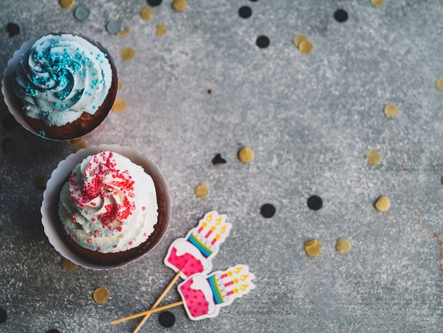 Free photo cupcakes and festive decorations