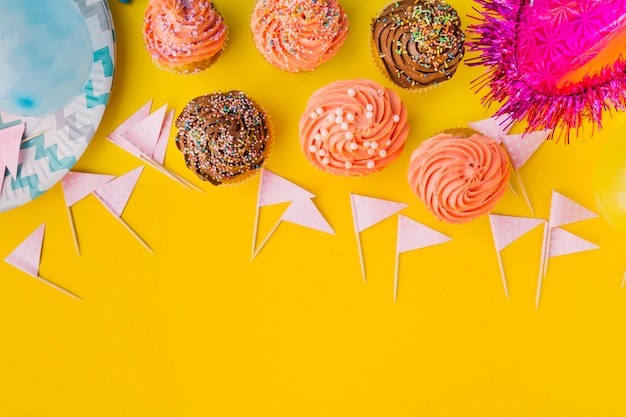 Free photo cupcakes and flags lying in line