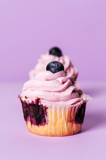 Бесплатное фото Кексы с черникой и фиолетовым кремом