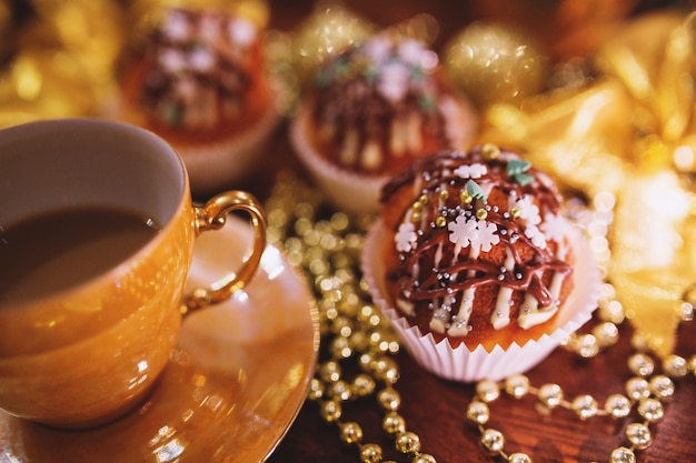 Free photo cupcakes with christmas decoration and a cup