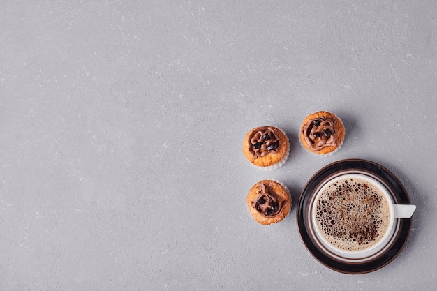 Foto gratuita cupcakes con una tazza di caffè.