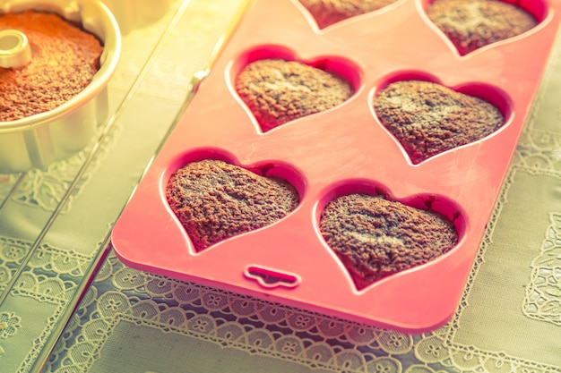 Foto gratuita cupcakes con a forma di cuore