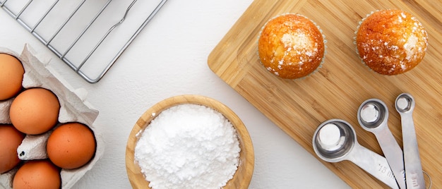 Cupcakes con vista dall'alto di ingredienti