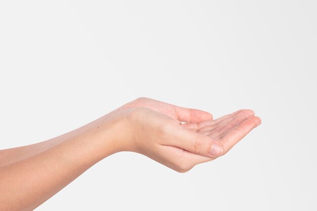 Совместное использование жестов сложенными руками и забота