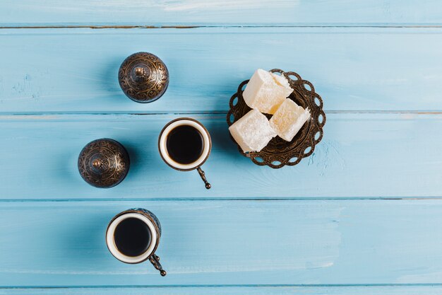 甘いトルコ料理とソーサーの近くのコーヒー1杯