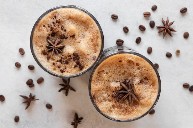 テーブルの上のコーヒーのカップ
