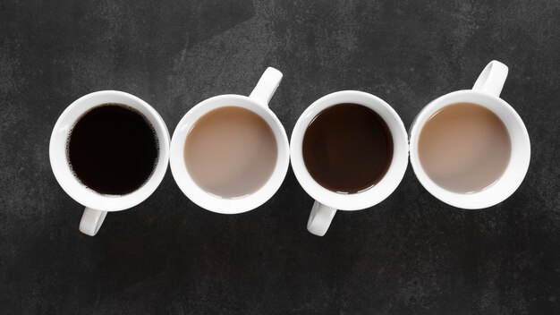 テーブルの上のコーヒーのカップ
