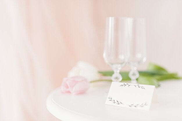 Чашки и цветы на столе