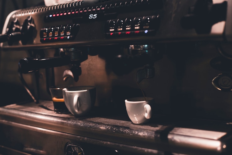 Free Photo cups in professional coffee machine