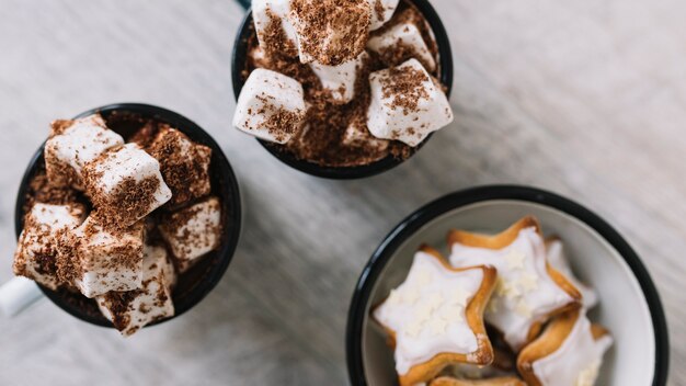 Cups with marshmallows and cookies 