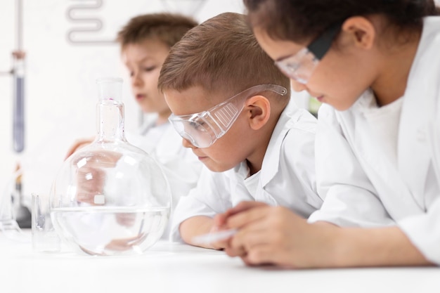 Любопытные дети проводят химический эксперимент в школе