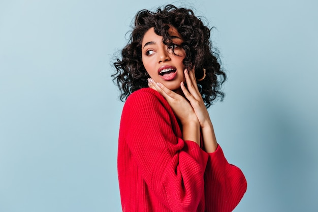 Donna curiosa che guarda lontano con la bocca aperta