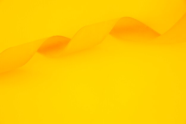 Курчавый атласная лента на желтом фоне