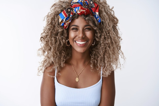 Free photo curly blond woman in stylish outfit, piercing smiling toothy, sincere happy expression, laughing enthusiastic, enjoy hanging out cool awesome party