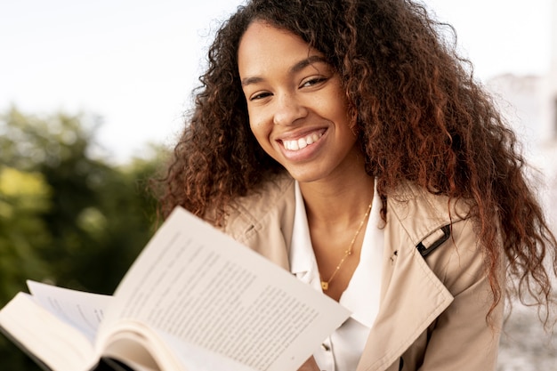 Donna riccia che legge un primo piano del libro