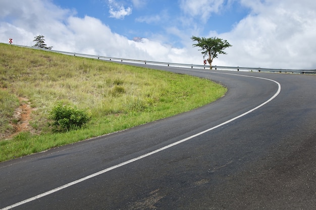 峠を通る高速道路のカーブ