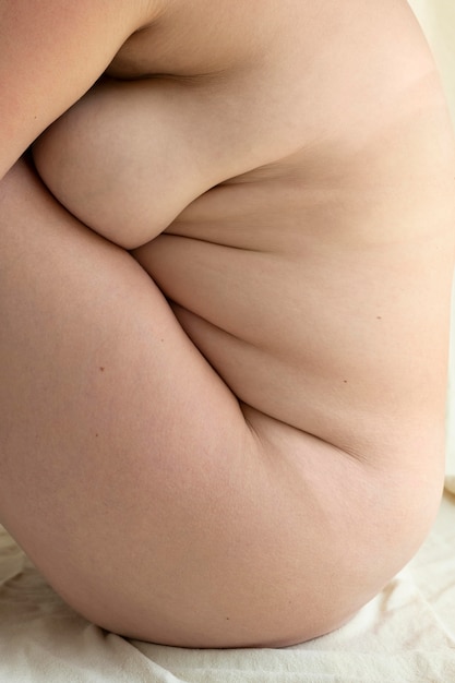 Foto gratuita donna formosa che posa con sicurezza nuda e mostra la sua pelle