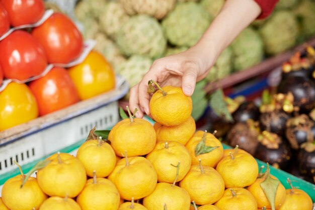 Customer buying tangerines