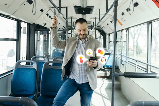 Креативный коллаж клиентского опыта