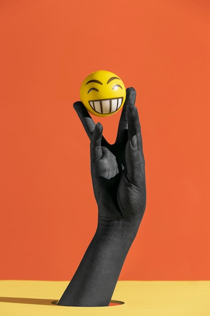 Concetto di feedback dei clienti con la mano che tiene la faccina sorridente