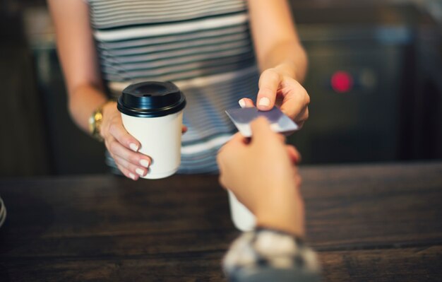 顧客がクレジットカードでコーヒーを支払う