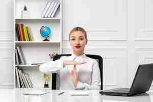 Free photo customer service cute girl in white shirt with red lipstick and laptop showing finish gesture