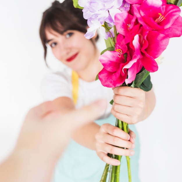 無料写真 女性の花屋から花束を集める顧客