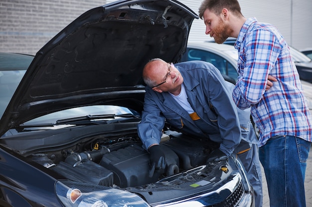 Customer talking with a mechanic in the workshop