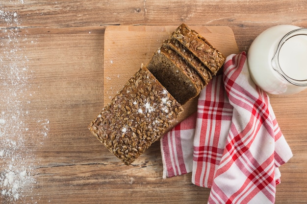 Free photo cut bread and milk