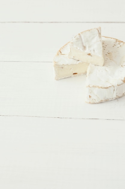 Foto gratuita tagliare il formaggio camembert