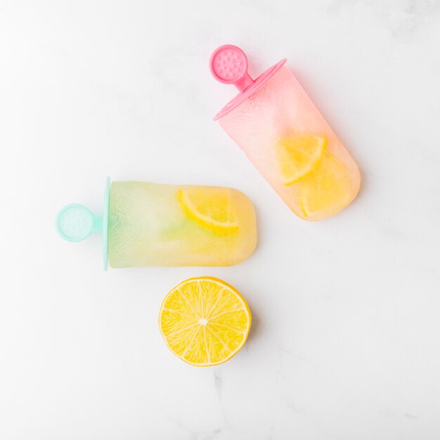 다채로운 막대기에 감귤류와 레몬과 신선한 얼음 아이스를 잘라