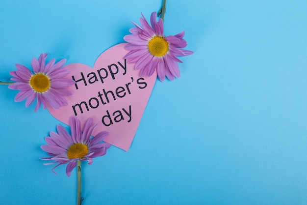Вырежьте бумажное сердце и цветы на день матери