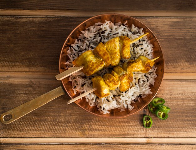 쌀과 치킨 케밥 근처에서 고추를 자르십시오