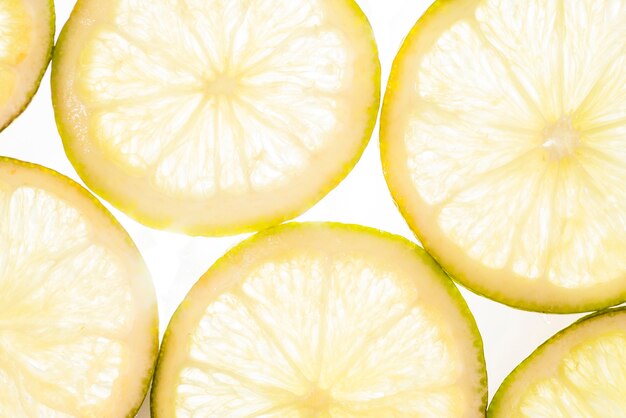 Нарезать ломтиками лимона на солнце
