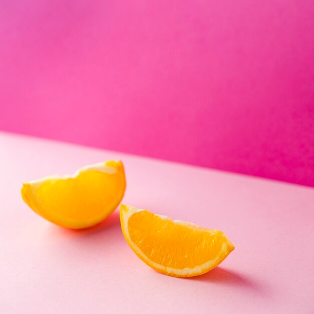 オレンジ色の最小限の概念のスライスをカット