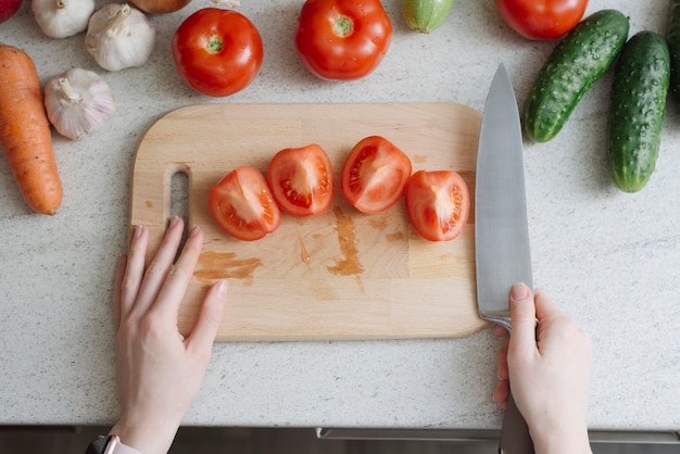 Foto gratuita tagliare i pomodori a bordo